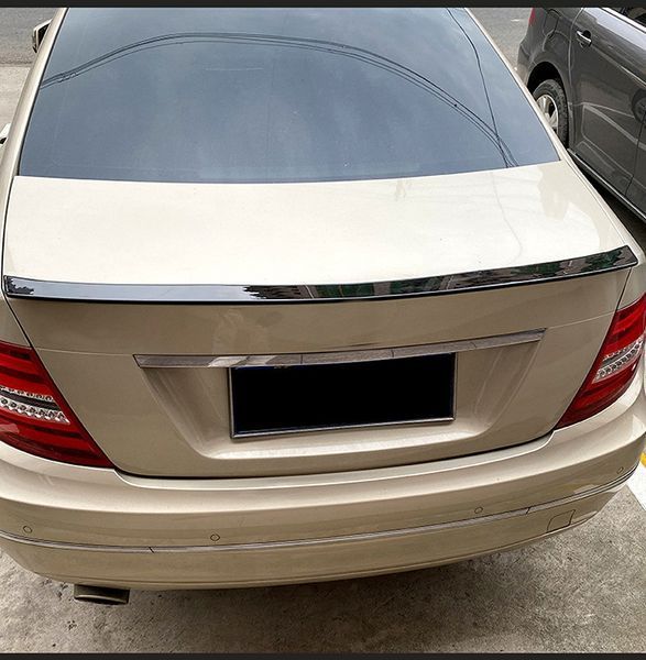 Spoiler portbagaj pe Mercedes-Benz W204 C class capac portbagaj